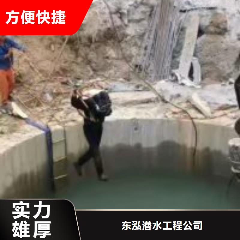 经验丰富的蛙人污水中更换曝气盘基地